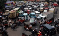Di panasnya terik mentari, ia berusaha menguraikan kemacetan.