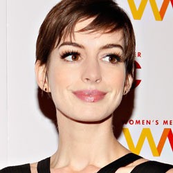 Potong Rambut, Anne Hathaway Merasa Mirip Seperti Kakaknya yang Gay
