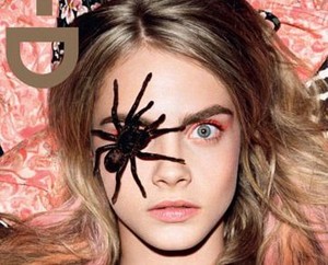 Hiii..Model Cantik Pose dengan Tarantula Menempel di Mata