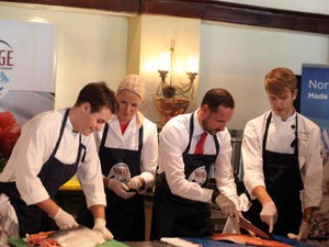 Promosikan Salmon, Pangeran Norwegia Bikin Sashimi