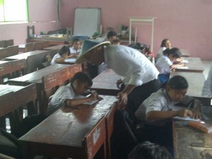 Kehujanan, Dahlan Pakai Caping Kunjungi Sekolah Anak Miskin