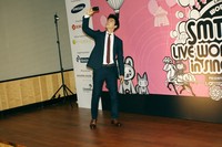 Donghae Super Junior tak lupa mengabadikan momen jumpa pers lewat handphone-nya. (Andra Gondokoesoemo/detikHOT)