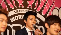 Sang leader Leeteuk wajib militer, Donghae pun menjadi perwakilan dari Super Junior saat jumpa pers. (dok. RITS)