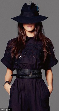 Tubuh ramping Kendall juga diekspose saat mengenakan gaun hitam dipadu dengan sepatu high heels. (Vogue).