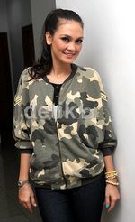 Gaya Army Look ala Luna Maya