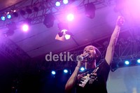 Lagu-lagu hits The Groove seperti lagu Dahulu membuat penonton kompak koor bersama.