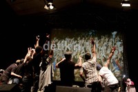 Sebelum bubar, The Groove mengajak para penonton berfoto bersama.