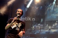 Reza tampil casual dengan mengenakan kaos warna hitam dan topi kupluk khasnya.