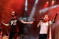 Reza dan Rieka terus mengajak penonton bergoyang.