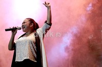 Ini ada satu lagu, katanya banyak yang rikues dan udah lama nggak kita bawain. Ini spesial buat JGTC, ujar Rieka sambil menyanyikan lagu Segenap Cintamu.