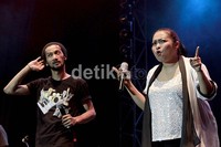 Rieka dan Reza tampil atraktif dengan mengajak penonton ikut bernyanyi.