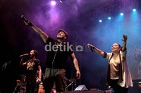 Rejoz sang pemain perkusi juga ikut bernyanyi memanaskan panggung malam itu.