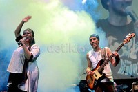 Sekarang saya mau ngasih lagu buat yang ditinggalin sama pacarnya. Kayaknya banyak yang ditinggalin nih ya?, kata Rieka sambil menyanyikan lagu Hanya Karena Cinta.
