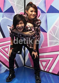 Dara dan Mitha tampak sangat dekat satu sama lain. Gusmun/detikHot.