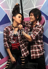 Keduanya juga kompak memakai kemeja kotak-kotak. Gusmun/detikHot.
