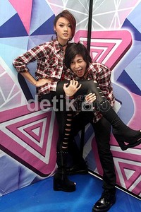 Gaya konyol Dara dan Mitha saat berpose di acara DahSyat di RCTI, Jakarta Barat, Senin (26/11/2012). Gusmun/detikHot.