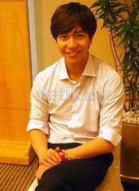 Saat diwawancarai oleh detikHOT beberapa waktu lalu, senyum manis pun tak henti-hentinya merekah di wajah Lee Seung Gi. (dok. detikHOT)