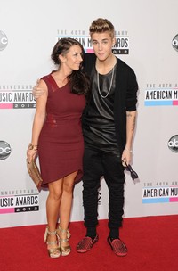 Justin Bieber menggandeng ibunda tercinta di acara American Music Awards 2012. Jason Merritt/Getty Images.