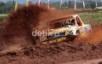 Offroader Rio Teguh melewati rintangan di lintasan berlumpur di seri ke-5, di Harvest City, Cileungsi, Minggu (25/11).