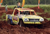 Jumlah peserta offroader yang antusias dan lintasan yang berlumpur, membuat perlombaan sangat seru dan menantang.