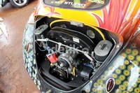 Bukan hanya bodinya yang cakep, mesinnya pun lumayan kenceng. Meski mesin standar, saat dibawa ngebut oleh pebalap Suparman, mobil ini pernah menggondol piala di 1.641 cc VW Beetle One Make Race di Sentul.