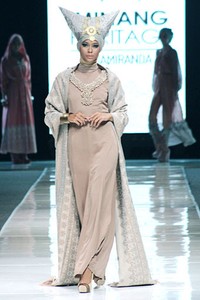 Ria Miranda THREELOGY Jakarta Fashion Week 2013 at Plaza Senayan. Jakarta. [Foto: Mohammad Abduh/Wolipop]