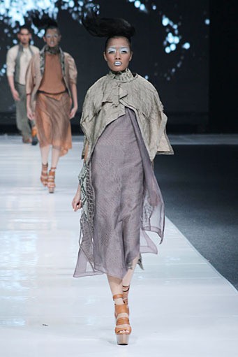 Deden Siswanto In The Dim Light. Jakarta Fashion Week 2013 at Plaza Senayan. Jakarta. [Foto: Mohammad Abduh/Wolipop]