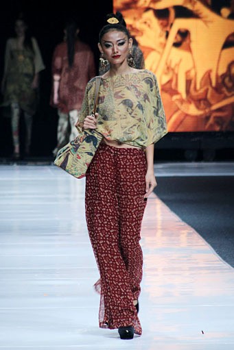 Ghea Panggabean Symbolism. Jakarta Fashion Week 2013 at Plaza Senayan. Jakarta. [Foto: Mohammad Abduh/Wolipop]