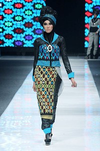 Noni Zakiah THREELOGY. Jakarta Fashion Week 2013 at Plaza Senayan. Jakarta. [Foto: Mohammad Abduh/Wolipop]