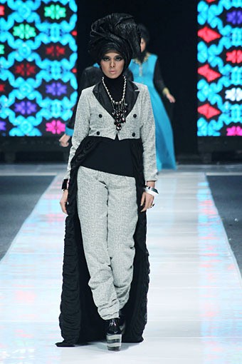 Noni Zakiah THREELOGY. Jakarta Fashion Week 2013 at Plaza Senayan. Jakarta. [Foto: Mohammad Abduh/Wolipop]