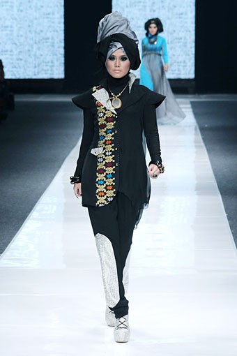 Noni Zakiah THREELOGY. Jakarta Fashion Week 2013 at Plaza Senayan. Jakarta. [Foto: Mohammad Abduh/Wolipop]