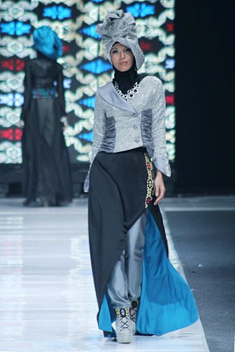 Noni Zakiah THREELOGY. Jakarta Fashion Week 2013 at Plaza Senayan. Jakarta. [Foto: Mohammad Abduh/Wolipop]