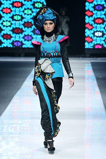 Noni Zakiah THREELOGY. Jakarta Fashion Week 2013 at Plaza Senayan. Jakarta. [Foto: Mohammad Abduh/Wolipop]