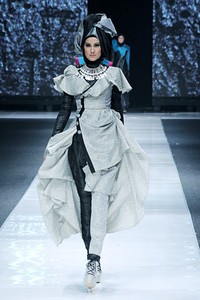 Noni Zakiah THREELOGY. Jakarta Fashion Week 2013 at Plaza Senayan. Jakarta. [Foto: Mohammad Abduh/Wolipop]