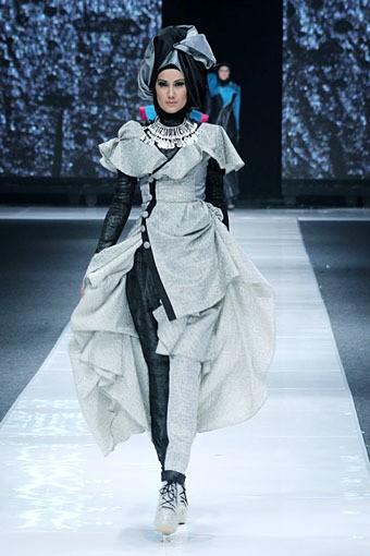 Noni Zakiah THREELOGY. Jakarta Fashion Week 2013 at Plaza Senayan. Jakarta. [Foto: Mohammad Abduh/Wolipop]