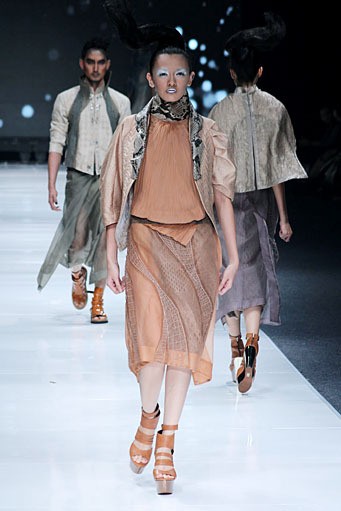 Deden Siswanto In The Dim Light. Jakarta Fashion Week 2013 at Plaza Senayan. Jakarta. [Foto: Mohammad Abduh/Wolipop]