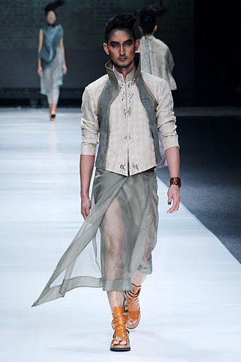 Deden Siswanto In The Dim Light. Jakarta Fashion Week 2013 at Plaza Senayan. Jakarta. [Foto: Mohammad Abduh/Wolipop]