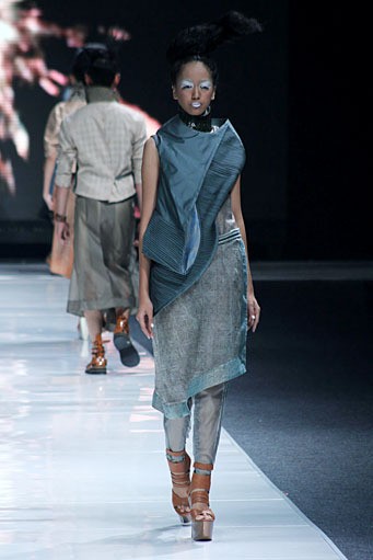 Deden Siswanto In The Dim Light. Jakarta Fashion Week 2013 at Plaza Senayan. Jakarta. [Foto: Mohammad Abduh/Wolipop]