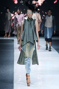 Deden Siswanto In The Dim Light. Jakarta Fashion Week 2013 at Plaza Senayan. Jakarta. [Foto: Mohammad Abduh/Wolipop]