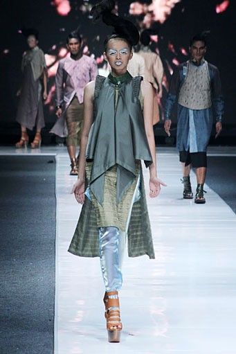 Deden Siswanto In The Dim Light. Jakarta Fashion Week 2013 at Plaza Senayan. Jakarta. [Foto: Mohammad Abduh/Wolipop]