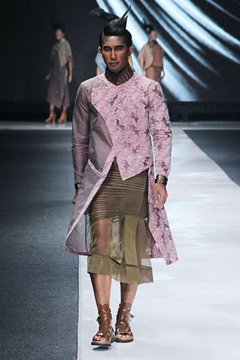 Deden Siswanto In The Dim Light. Jakarta Fashion Week 2013 at Plaza Senayan. Jakarta. [Foto: Mohammad Abduh/Wolipop]