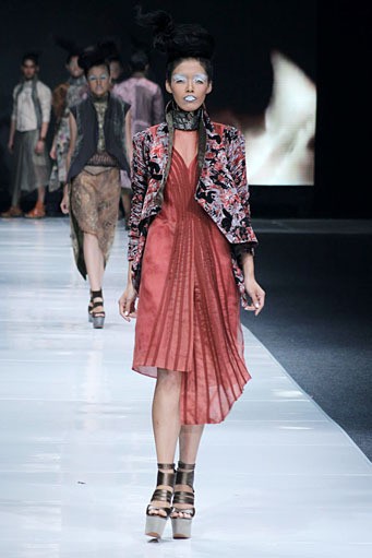 Deden Siswanto In The Dim Light. Jakarta Fashion Week 2013 at Plaza Senayan. Jakarta. [Foto: Mohammad Abduh/Wolipop]