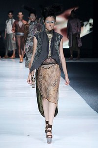 Deden Siswanto In The Dim Light. Jakarta Fashion Week 2013 at Plaza Senayan. Jakarta. [Foto: Mohammad Abduh/Wolipop]