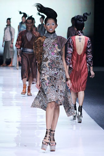 Deden Siswanto In The Dim Light. Jakarta Fashion Week 2013 at Plaza Senayan. Jakarta. [Foto: Mohammad Abduh/Wolipop]