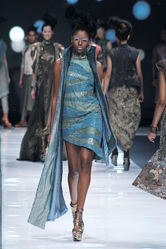 Deden Siswanto In The Dim Light. Jakarta Fashion Week 2013 at Plaza Senayan. Jakarta. [Foto: Mohammad Abduh/Wolipop]