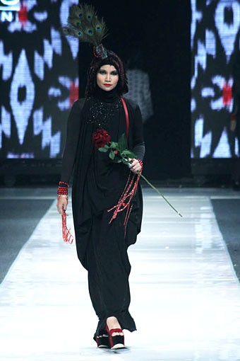 Restu Anggraini THREELOGY. Jakarta Fashion Week 2013 at Plaza Senayan. Jakarta. [Foto: Mohammad Abduh/Wolipop]