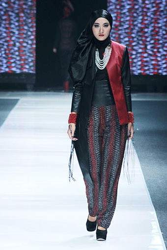 Restu Anggraini THREELOGY. Jakarta Fashion Week 2013 at Plaza Senayan. Jakarta. [Foto: Mohammad Abduh/Wolipop]