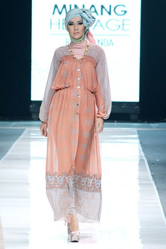 Ria Miranda THREELOGY Jakarta Fashion Week 2013 at Plaza Senayan. Jakarta. [Foto: Mohammad Abduh/Wolipop]