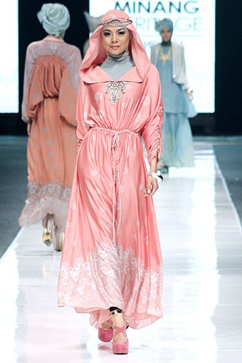 Ria Miranda THREELOGY Jakarta Fashion Week 2013 at Plaza Senayan. Jakarta. [Foto: Mohammad Abduh/Wolipop]