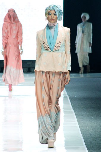 Ria Miranda THREELOGY Jakarta Fashion Week 2013 at Plaza Senayan. Jakarta. [Foto: Mohammad Abduh/Wolipop]